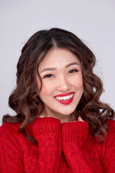 Porträt der Schönheit Winter asiatische Mädchen in rotem Strickkleid. Weihnachtsurlaub. - Foto, Bild