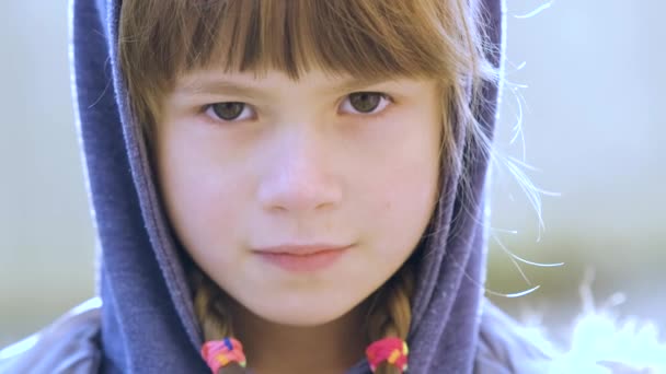 Portré boldog gyermek lány meleg ruhákban ősszel szabadban. - Felvétel, videó