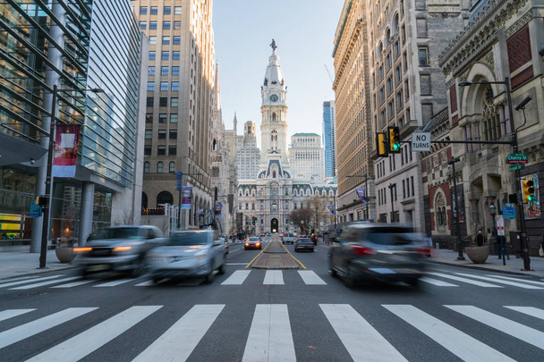 Filadelfia ratusz ze starym budynku i ruchu, Filadelfia, Pensylwania, Stany Zjednoczone Ameryki, Usa, wieża zegarowa, Architektura turystyczna i budynek z koncepcji turystycznej - Zdjęcie, obraz