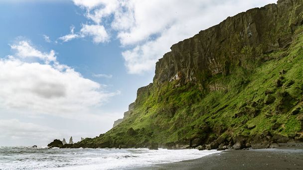 İzlanda, Vik 'in güney kıyısındaki Reynisfjara' nın siyah kumsalı.. - Fotoğraf, Görsel