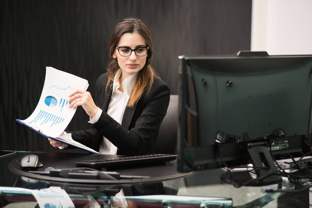 Businesswoman at work in her office - Foto, afbeelding