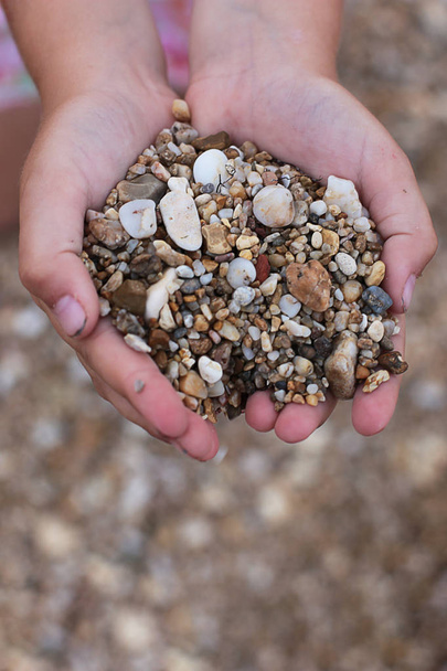 guijarros pequeños en las manos juego para mover piedras
 - Foto, imagen