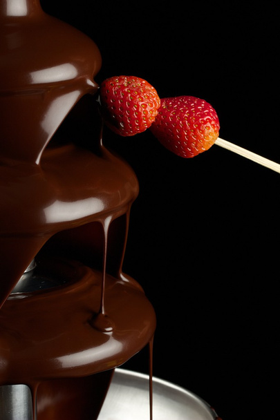イチゴのチョコレートの噴水 - 写真・画像