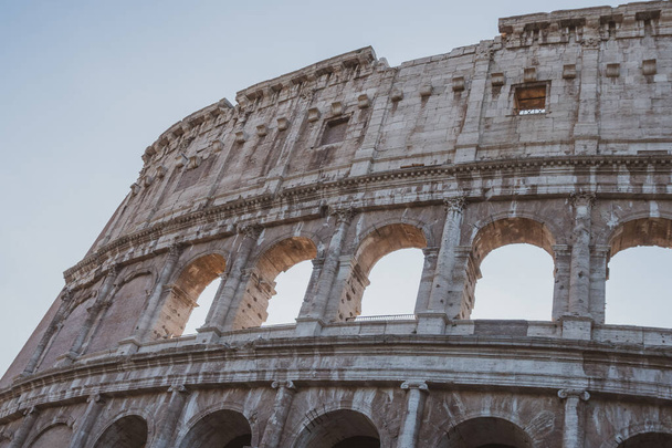 Колизей в Риме смотрит вверх на внешний вид
 - Фото, изображение