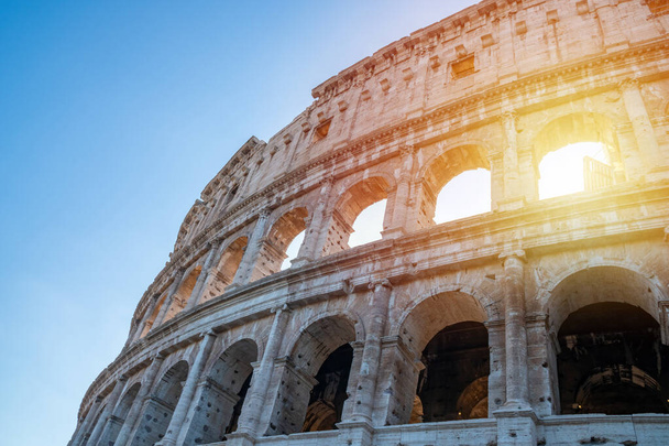 Κολοσσαίο στη Ρώμη κοιτάζοντας προς τα πάνω στο εξωτερικό - Φωτογραφία, εικόνα