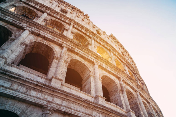 Koloseum v Římě vzhlíží k vnějšku - Fotografie, Obrázek
