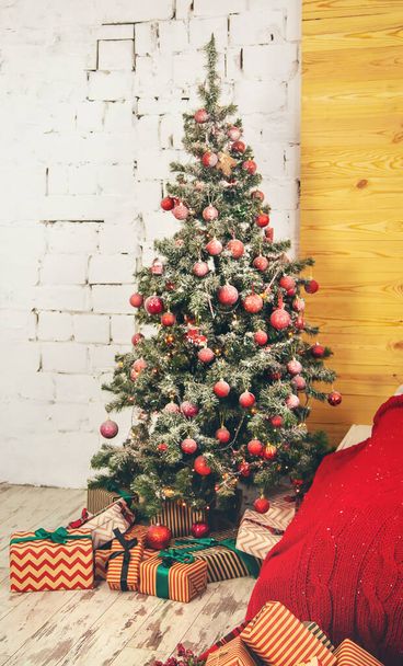 Weihnachtsbaum mit Dekorationen und Geschenken. Selektiver Fokus. - Foto, Bild