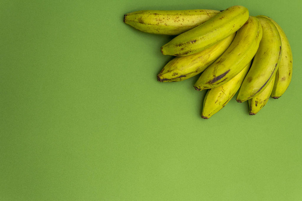 Bananen auf unterschiedlichem Hintergrund - Foto, Bild
