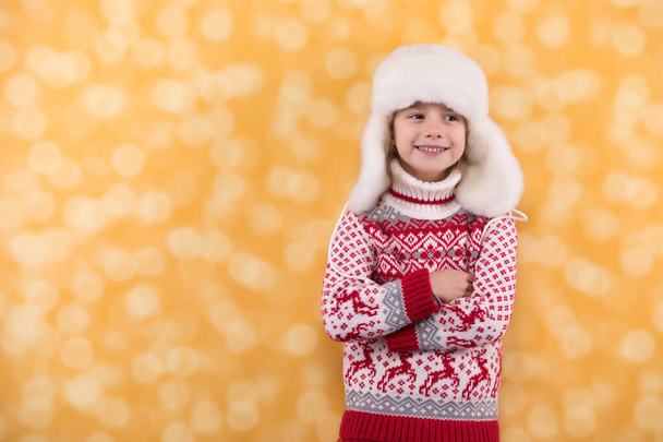 Uśmiechnięta dziewczynka w zimowym spojrzeniu, koncepcja Bożego Narodzenia. - Zdjęcie, obraz