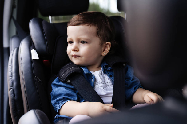 Милый малыш садится в машину и веселится
 - Фото, изображение