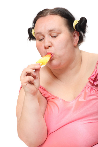overgewicht vrouw met zoete ijs lolly. - Foto, afbeelding