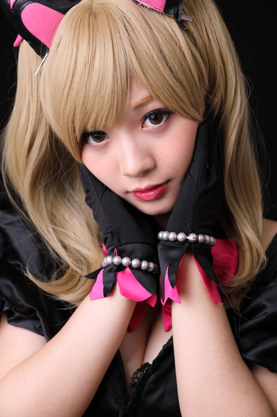 Japon anime cosplay, portrait de fille cosplay isolé en noir
 - Photo, image