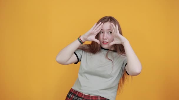 Ελκυστική νεαρή όμορφη γυναίκα αστεία αναζητούν απογοητευμένοι και παίρνει τα χέρια στο κεφάλι - Πλάνα, βίντεο