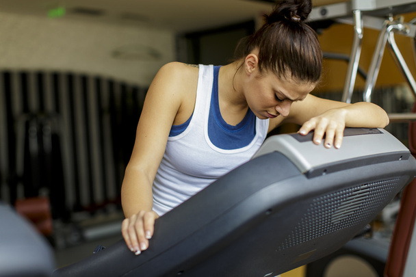 Young woman training in the gym - Фото, зображення