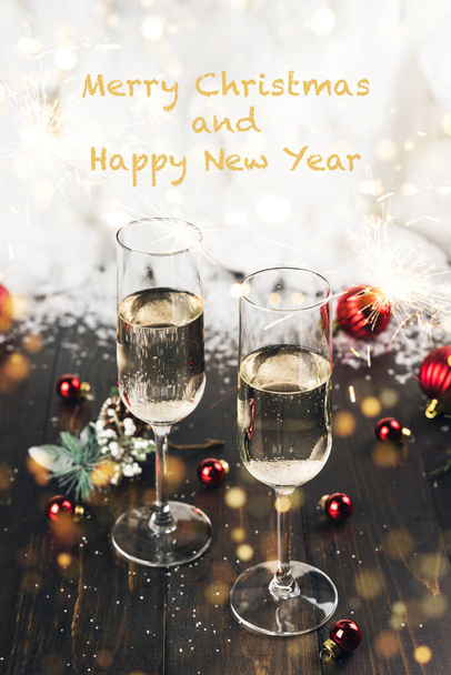 Kerstmis en Nieuwjaarsviering met een glas champagne - Foto, afbeelding