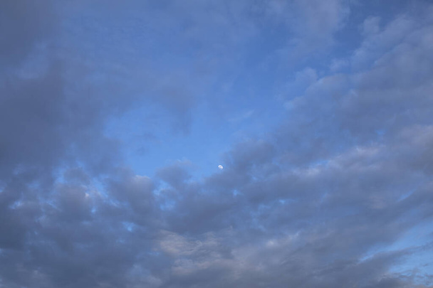 Luna mística lejos en el cielo azul de la noche con nubes púrpura torbellino
 - Foto, imagen
