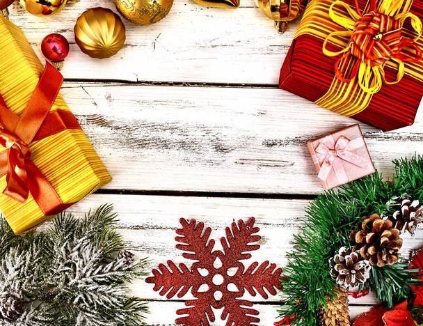 Bola de moldura de Natal e decorações de floco de neve e caixa de presente
 - Foto, Imagem
