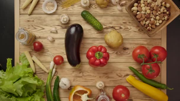 Mensen nemen een voor een groenten van tafel - Video