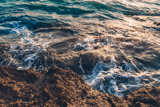 Modrý oceán nebo modré moře, vlny a skály. Tyrkysové Mořské vlny narážející a narážející na skály na pobřeží, pobřeží oceánu nebo moře. Krásná malebná krajina přírody. - Fotografie, Obrázek