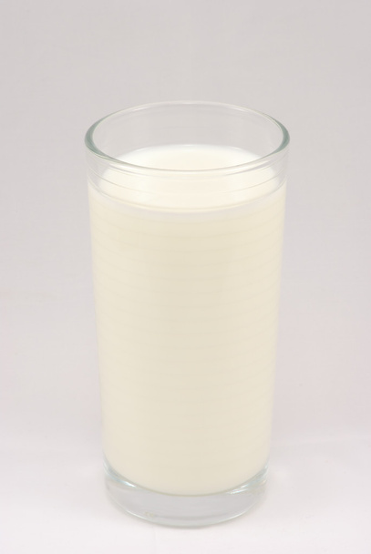 白い背景の上に冷たいミルクのガラス - 写真・画像