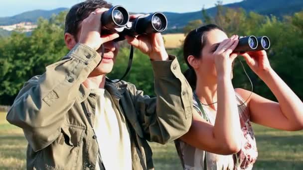 Con binoculares en la naturaleza
 - Metraje, vídeo