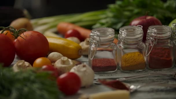 Groenten en specerijen op keukentafel - Video