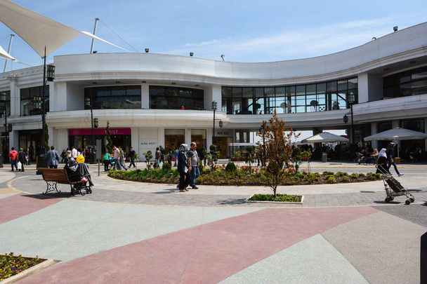 ISTANBUL, TURCHIA - 13 APRILE 2014: Il Vialand Mall, uno dei migliori centri commerciali all'aperto di Istanbul, situato a Eyup
 - Foto, immagini