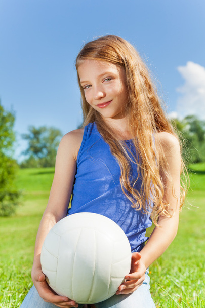 Happy girl holds ball - Foto, afbeelding