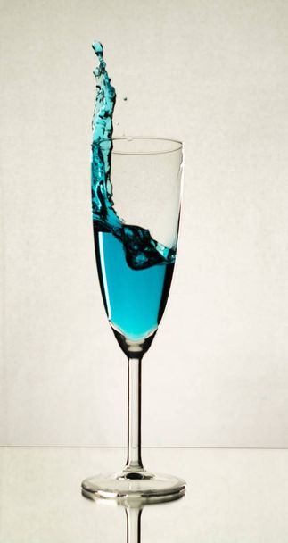 Splash of water in a wine glass - Foto, Imagen