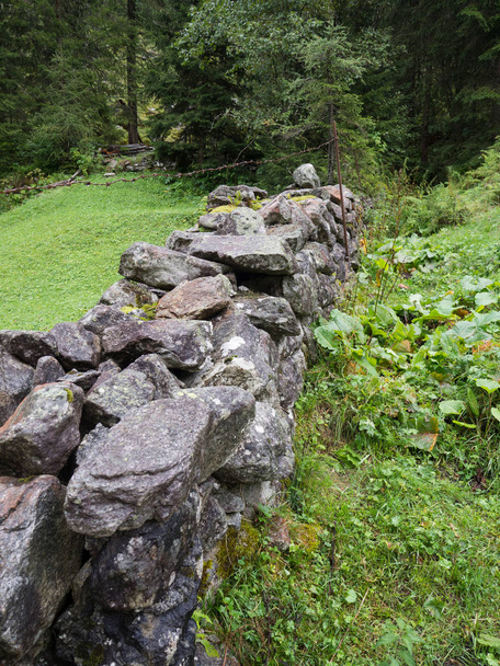 Ogrodzenie z kamienia naturalnego na pastwisku - Zdjęcie, obraz