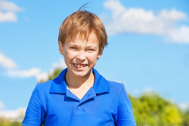 Happy smiling boy outside - Fotoğraf, Görsel