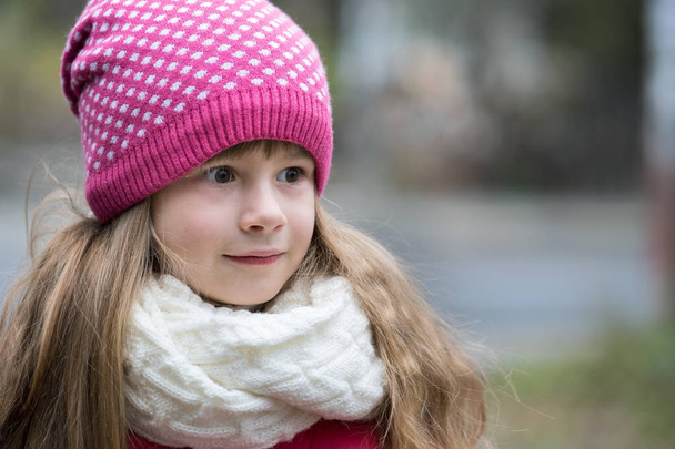 Csinos kislány meleg kötött téli ruhában a szabadban. - Fotó, kép
