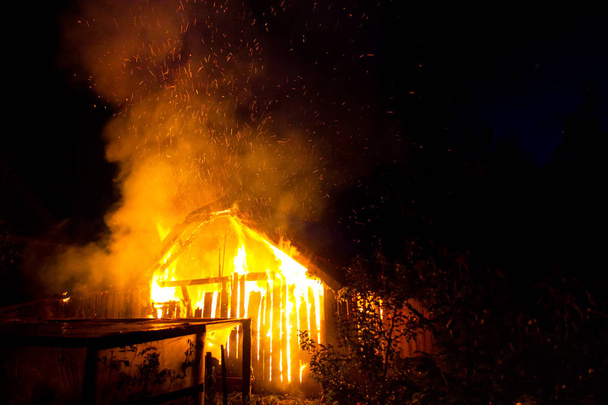 木造家屋や納屋が夜に火で焼かれる. - 写真・画像