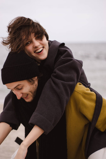 ロマンチックなカップルはビーチで楽しんでいます。ビーチを走る幸せなカップル - 写真・画像