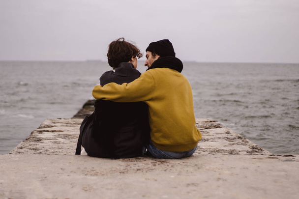 Couple romantique s'amuser sur la plage. Joyeux couple courant sur la plage
 - Photo, image