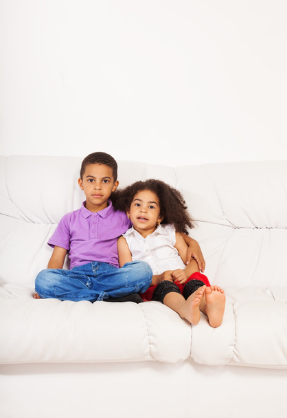 Brother and sister on the couch - 写真・画像