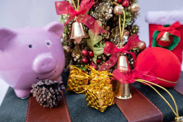 malacpersely és gyönyörűen díszített karácsonyfa ünnepi party kezdődik az új évben, és átlépi a 2020-as év - Fotó, kép