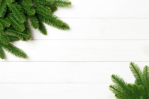 Top kilátás karácsonyi háttér készült fenyő faágak. Újévi koncepció másolási hellyel fából készült háttéren - Fotó, kép