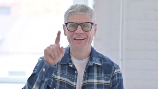 Retrato de un hombre casual de mediana edad señalando con el dedo a la cámara
 - Imágenes, Vídeo