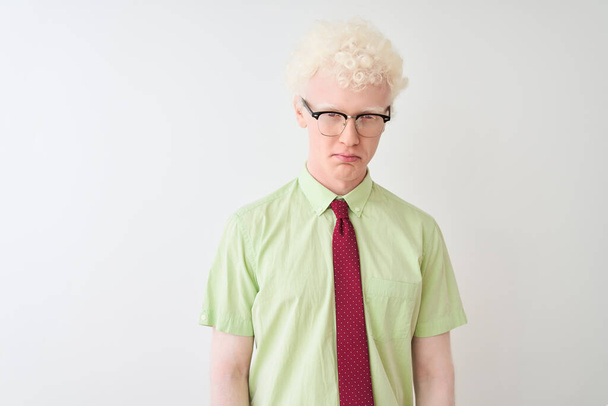 Genç albino işadamı gömlek ve kravat giyerek izole edilmiş beyaz arka planda dikiliyor depresif ve endişeli, sinirli ve korkmuş bir şekilde ağlıyor. Üzücü ifade. - Fotoğraf, Görsel