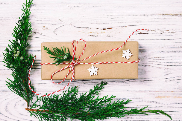 Caja de regalo decorada de Navidad con decoración de abeto y copos de nieve en vista superior de fondo blanco. Tonificado
 - Foto, Imagen