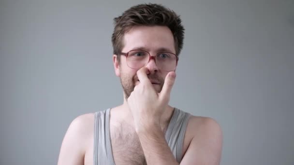 Kaukasischer Mann mit riesiger Brille, der sich die Nase zuhält - Filmmaterial, Video