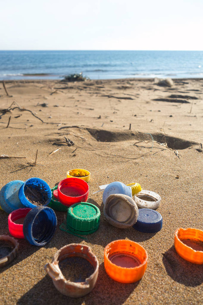 Tapones de plástico recogidos en la playa. concepto de contaminación plástica oceánica
. - Foto, imagen