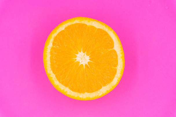 Frescura ecológica Fruta naranja corte y cáscara sabor agridulce sobre fondo pastel rosa aislado
  - Foto, Imagen