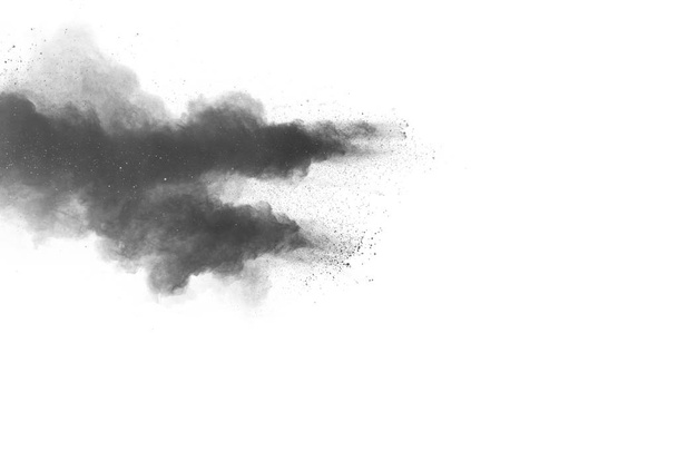 Fekete por robbanás fehér háttérrel. Absztrakt fekete por részecskék fröccsen fehér háttér. - Fotó, kép