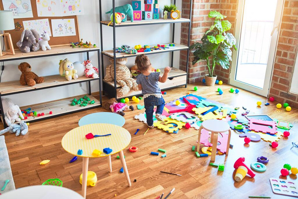 美しい幼児座っています床の上で遊ぶとともに建物ブロックおもちゃで幼稚園 - 写真・画像