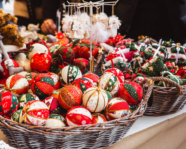 Kiosque avec décorations de Noël fabriqué en Hongrie dans le magnifique marché de Noël sur la place Saint-Stephens en face de la basilique Saint-Stephens à Budapest
 - Photo, image