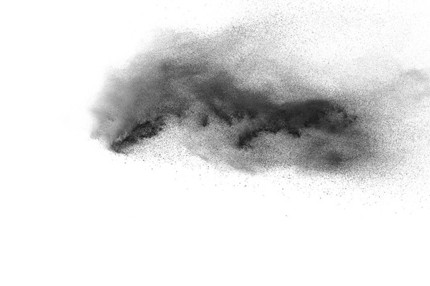 白い背景に黒い粉爆発。白地に黒い塵の粒子が飛び散る. - 写真・画像