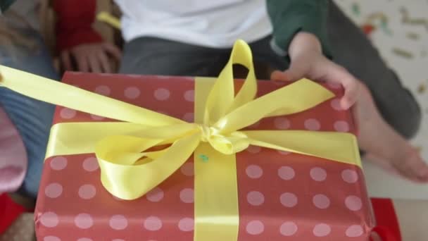 Les enfants ouvrent un cadeau
 - Séquence, vidéo