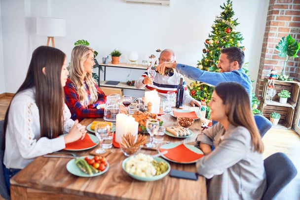 笑顔と自信に満ちた美しい家族会議。自宅でクリスマスを祝うロースト七面鳥を食べる - 写真・画像